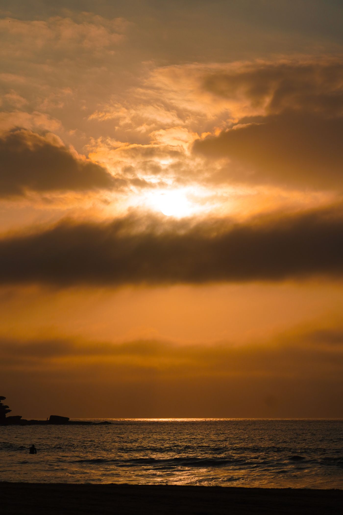 O pôr do sol na praia da celebração