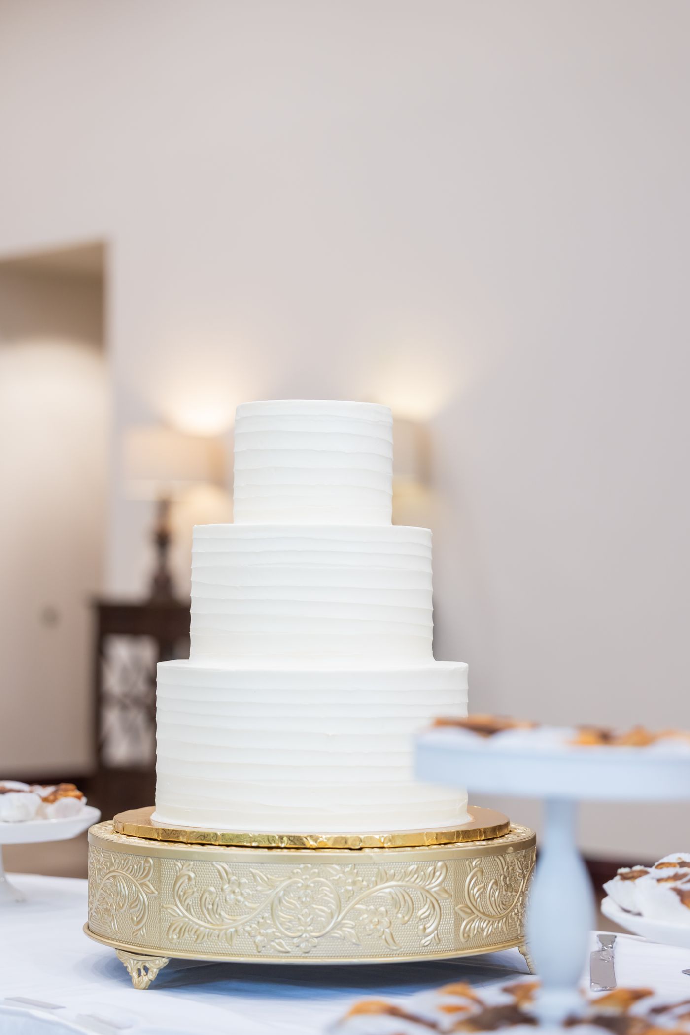 Taças erguidas em um brinde de celebração
